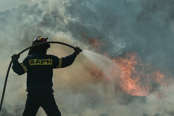 Φωτιά: Μήνυμα εκκένωσης και στους κατοίκους της Αναβύσσου από το 112