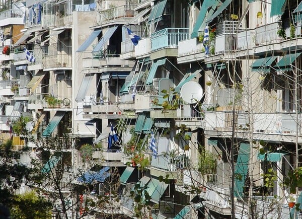 Η αθηναϊκή πολυκατοικία ζει τη δική της στιγμή