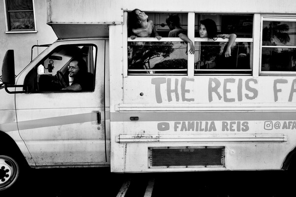 H οικογένεια που ζει σε ένα σχολικό λεωφορείο