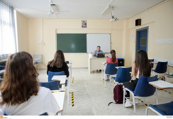 Τα σχολεία θα ανοίξουν με πλήρη σύνθεση: Μάσκα και χωριστά διαλείμματα αλλά όχι εκ περιτροπής διδασκαλία