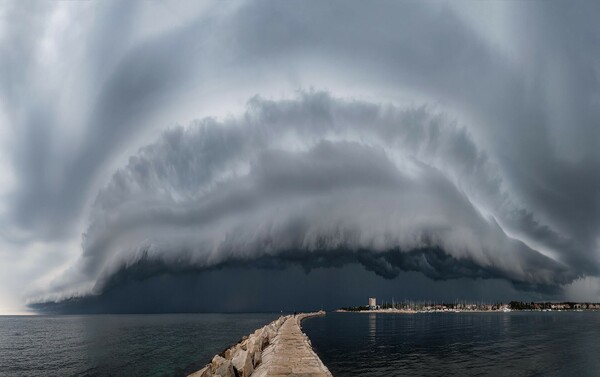 Σύννεφο Arcus: Μια μοναδική φωτογραφία του φαινομένου που «κόβει την ανάσα»