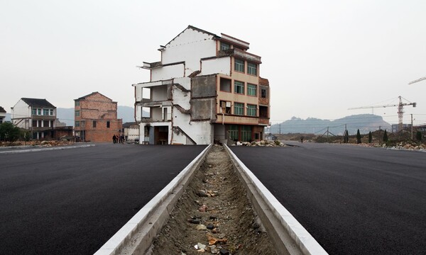 Κίνα: Αυλαία για τα «σπίτια - καρφιά»; Το σχέδιο που στοχεύει να κάμψει τους επίμονους ιδιοκτήτες