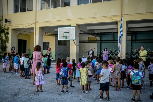 Εικόνες από την πρώτη ημέρα στα σχολεία: Με μάσκες και αποστάσεις οι μαθητές