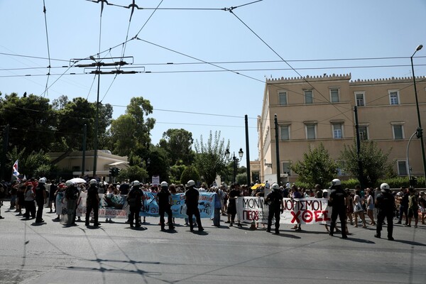 Πορείες από εκπαιδευτικούς σε Αθήνα και Θεσσαλονίκη- Για τα μέτρα στα σχολεία