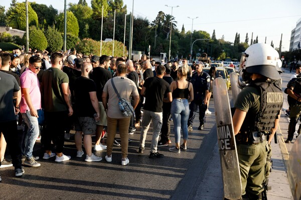 Συγκέντρωση διαμαρτυρίας εργαζομένων στον κλάδο της διασκέδασης έξω από τη Βουλή