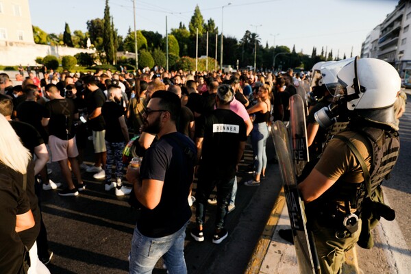 Συγκέντρωση διαμαρτυρίας εργαζομένων στον κλάδο της διασκέδασης έξω από τη Βουλή