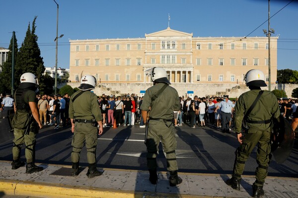 Συγκέντρωση διαμαρτυρίας εργαζομένων στον κλάδο της διασκέδασης έξω από τη Βουλή