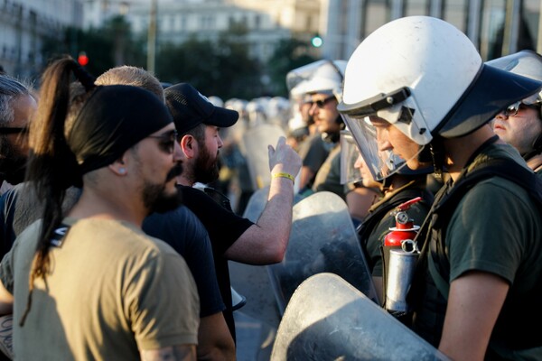 Συγκέντρωση διαμαρτυρίας εργαζομένων στον κλάδο της διασκέδασης έξω από τη Βουλή