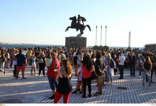 Συγκεντρώσεις κατά της χρήσης μάσκας στα σχολεία σε Αθήνα και Θεσσαλονίκη