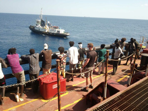 Ιταλία: Έπειτα από 40 μέρες στη θάλασσα, άφησαν 27 μετανάστες να βγουν στη στεριά