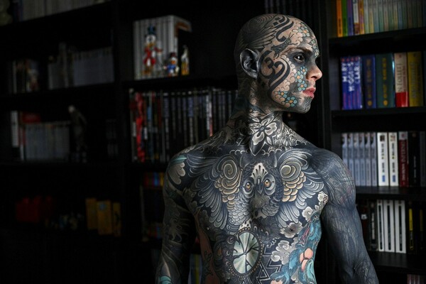 Ο άντρας «με τα περισσότερα τατουάζ» έχασε την δουλειά του ως δάσκαλος «επειδή τρομάζει τα παιδιά»