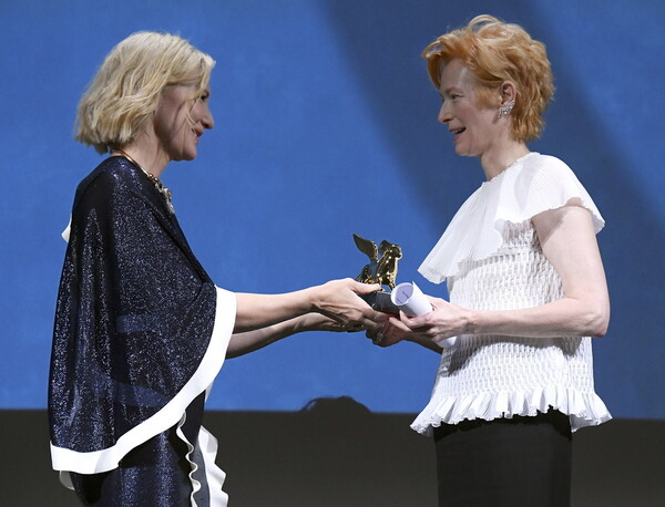 Η συγκλονιστική ομιλία της Τίλντα Σουίντον στο Φεστιβάλ Βενετίας: «Σινεμά, σινεμά, σινεμά. Τίποτα εκτός από αγάπη»