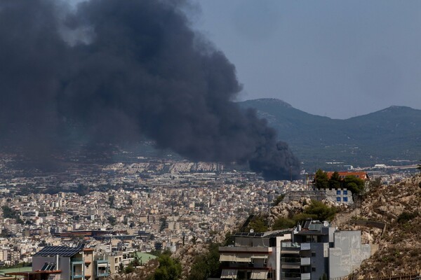 Ινστιτούτο Ερευνών Περιβάλλοντος: Πού επιβαρύνθηκε η ατμόσφαιρα από τους τοξικούς καπνούς - Σε εξέλιξη η φωτιά