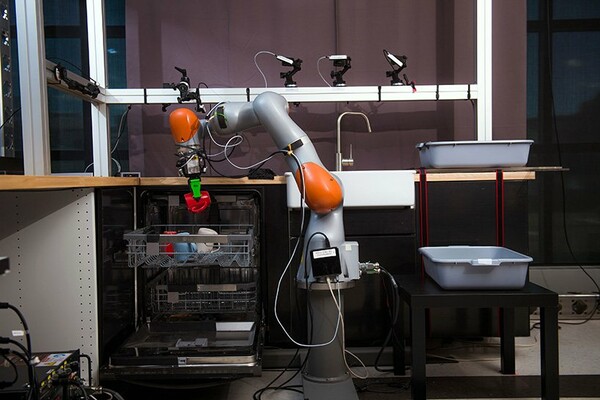 Η Toyota έφτιαξε ρομποτικούς μπάτλερ που σκουπίζουν και βάζουν τα πιάτα στο πλυντήριο