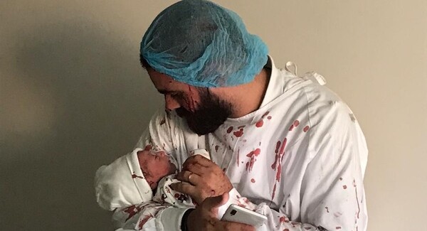 Μωρό γεννήθηκε την στιγμή της έκρηξης στη Βηρυτό - Η συγκλονιστική εικόνα του πατέρα με τον γιο του