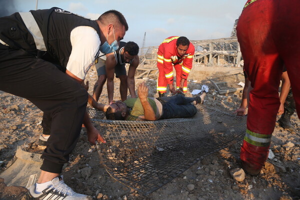 Εκατόμβη νεκρών στη Βηρυτό - Εικόνες θλίψης και χάους από την έκρηξη στο λιμάνι
