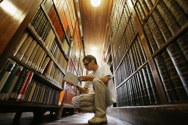 Βρετανός επέστρεψε σε βιβλιοθήκη τα βιβλία που είχε δανειστεί πριν 48 χρόνια
