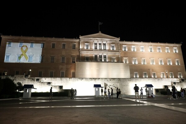 Βουλή: Φωταγωγήθηκε με τη χρυσή κορδέλα- Σύμβολο της μάχης κατά του παιδικού καρκίνου