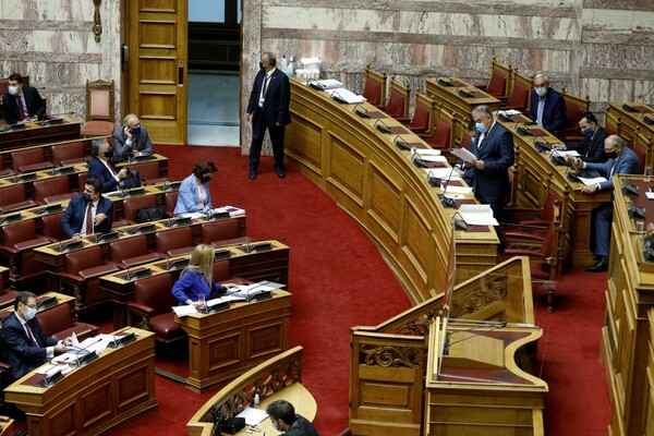 Βουλή: Ένταση για τα πολιτικά δικαιώματα των Χρυσαυγιτών - Τι απαντά ο ΣΥΡΙΖΑ για τον νέο ΠΚ