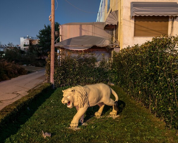 Τα Δυτικά Προάστια τη νύχτα. Φωτογραφίες του Γιάννη Αντωνόπουλου.