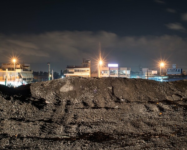Τα Δυτικά Προάστια τη νύχτα. Φωτογραφίες του Γιάννη Αντωνόπουλου.