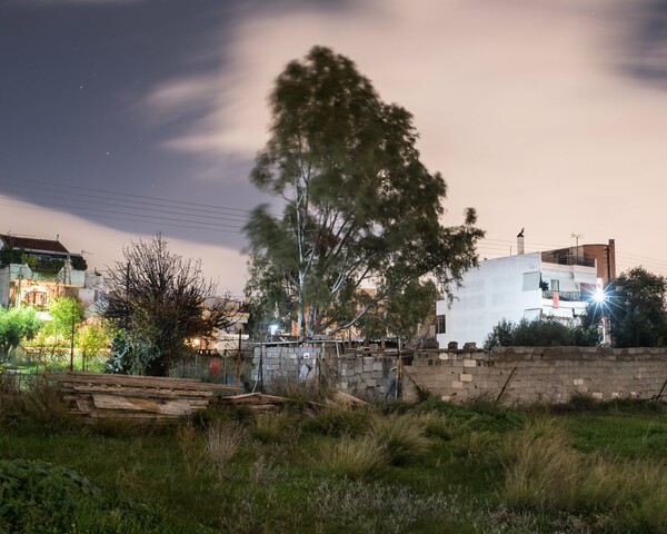 Τα Δυτικά Προάστια τη νύχτα. Φωτογραφίες του Γιάννη Αντωνόπουλου.