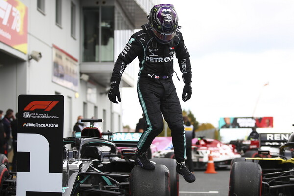 Formula 1: Ιστορική νίκη για τον Χάμιλτον - Ισοφάρισε ρεκόρ του Σουμάχερ