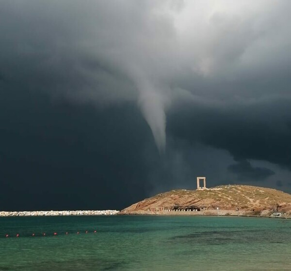 Εντυπωσιακός υδροστρόβιλος στη Νάξο [ΒΙΝΤΕΟ]