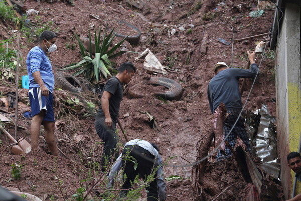 Ο κυκλώνας Ήτα σαρώνει την Κεντρική Αμερική - 70 νεκροί και χιλιάδες άστεγοι [ΦΩΤΟΓΡΑΦΙΕΣ]