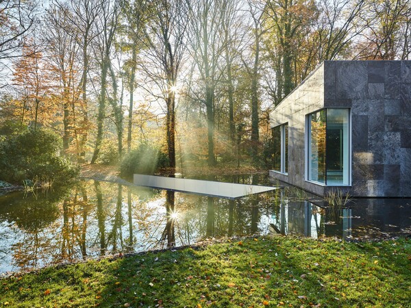 Ένα σπίτι από πέτρα και γυαλί μέσα στο δάσος