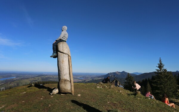 Ένα δίμετρο πέος στην κορυφή του βουνού: Το «αγέρωχο» γλυπτό που κοσμεί μια από τις κορυφογραμμές της Βαυβαρίας