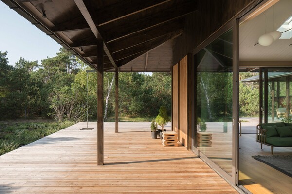 Ένα εξοχικό σπίτι σε πευκοδάσος της Σουηδίας με έμπνευση από την Ιαπωνία