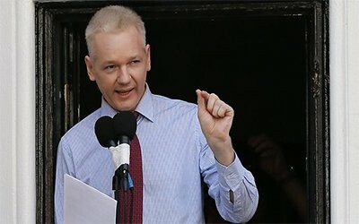 [ΑΝΤΑΠΟΚΡΙΣΗ] Έξω από την πρεσβεία του Εκουαδόρ. Από τον Γιάννη Μπαμπούλια