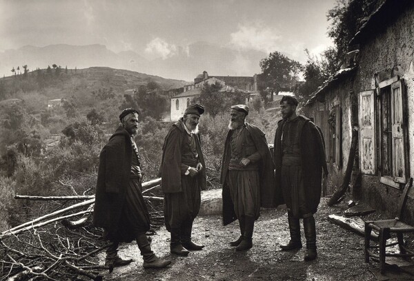 107 αριστουργηματικές φωτογραφίες μιας απλής, ήσυχης Ελλάδας (1903-1930)