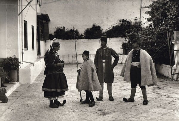 107 αριστουργηματικές φωτογραφίες μιας απλής, ήσυχης Ελλάδας (1903-1930)