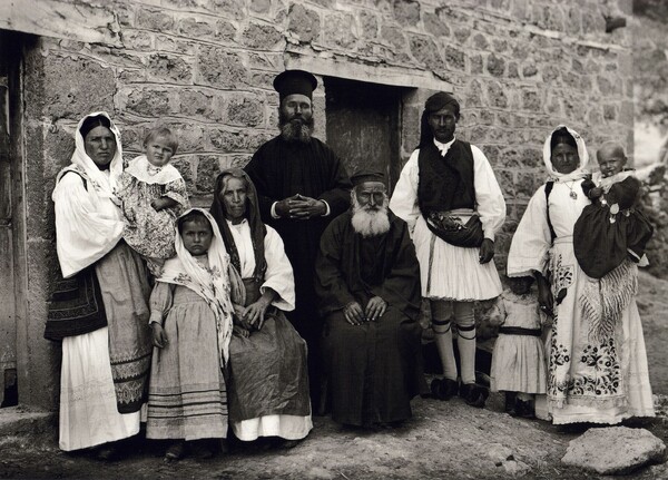 107 αριστουργηματικές φωτογραφίες μιας απλής, ήσυχης Ελλάδας (1903-1930)