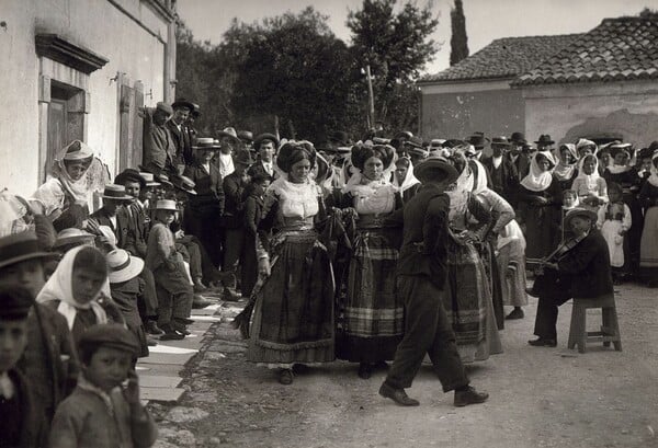 107 αριστουργηματικές φωτογραφίες μιας απλής, ήσυχης Ελλάδας (1903-1930)