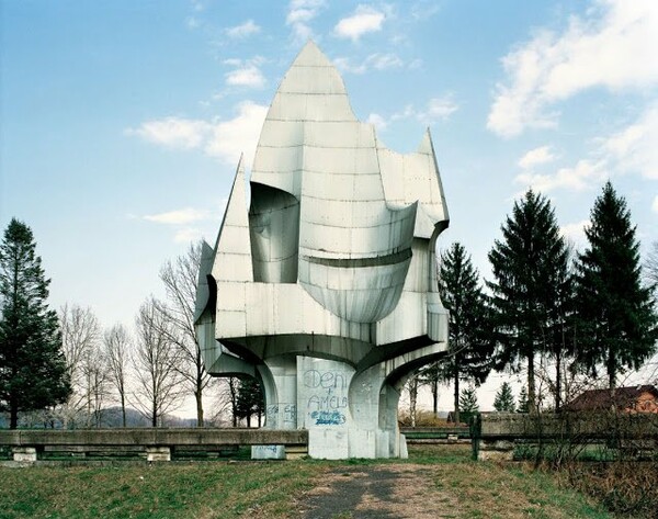 25 έρημα ρετροφουτουριστικά μνημεία της Γιουγκοσλαβίας (ποιάς;)