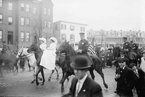 1913: Οι σουφραζέτες παρελαύνουν στην Ουάσινγκτον