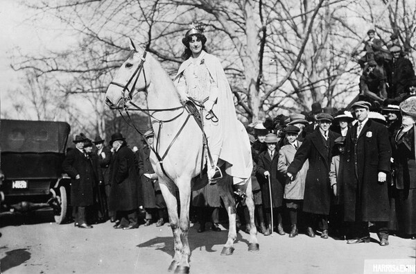 1913: Οι σουφραζέτες παρελαύνουν στην Ουάσινγκτον