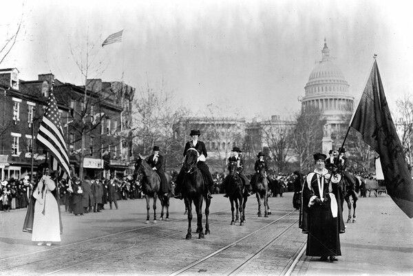 1913: Οι σουφραζέτες παρελαύνουν στην Ουάσινγκτον