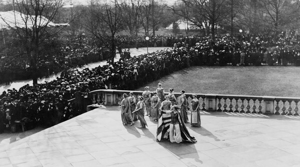 1913: Οι σουφραζέτες παρελαύνουν στην Ουάσινγκτον