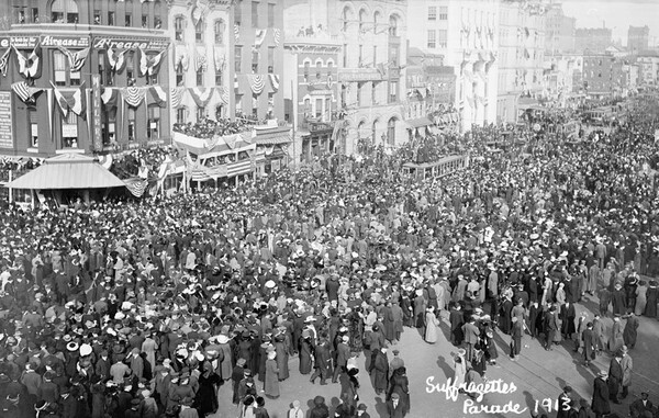 1913: Οι σουφραζέτες παρελαύνουν στην Ουάσινγκτον