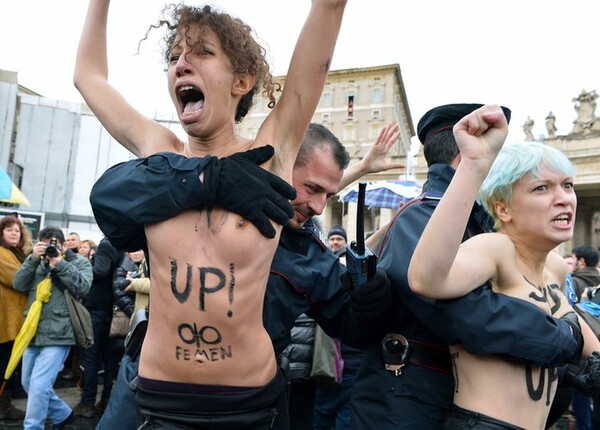 Οι γυμνόστηθες Femen ξάφνιασαν τον Πάπα 
