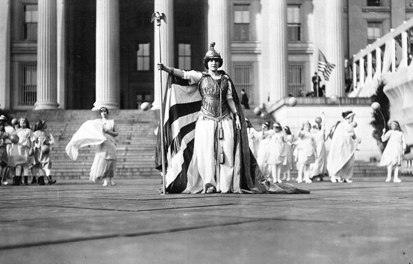 1913: Οι σουφραζέτες παρελαύνουν στην Ουάσινγκτον