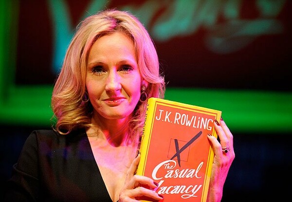 Τι γράφουν οι κριτικές για το "ενήλικο" βιβλίο της J. K. Rowling