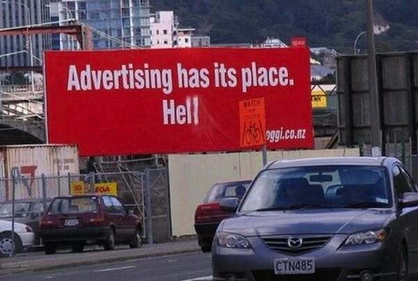 30 διαφημιστικές πινακίδες που έχουν υποστεί βανδαλισμούς