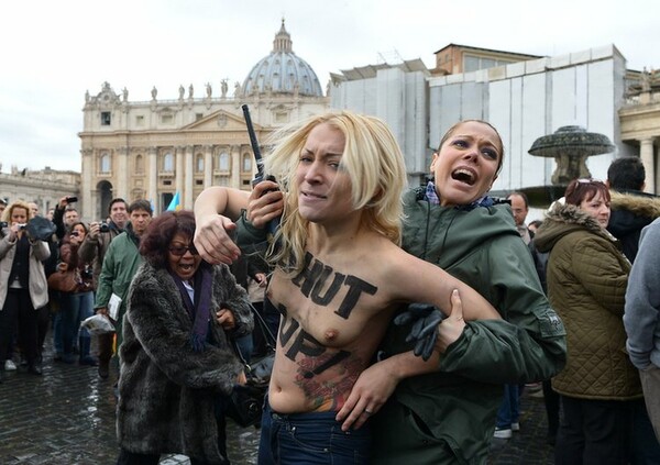 Οι γυμνόστηθες Femen ξάφνιασαν τον Πάπα 
