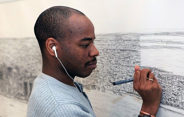 Ο αυτιστικός καλλιτέχνης Stephen Wiltshire ζωγραφίζει από μνήμης εναέρια άποψη της Νέας Υόρκης