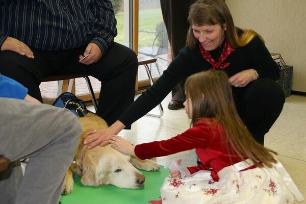 Τα Golden Retrievers παρηγορούν τους κατοίκους του Newtown